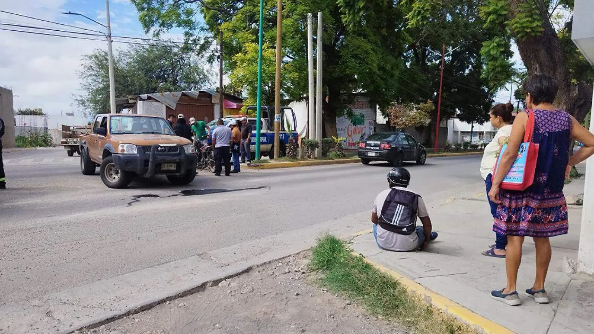 Dos hombres que viajaban a bordo de una motocicleta resultaron policontundidos